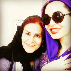 سانیا سالاری و مادرش