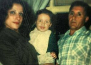 کودکی امیرحسین رستمی در بغل پدر و مادرش