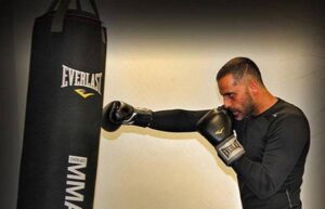 علیرام نورایی در حال تمرین کیک بوکسینگ