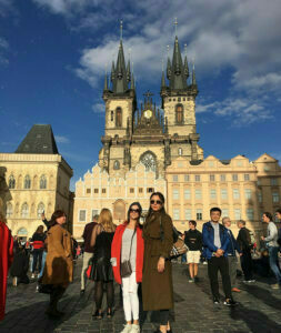 الناز حبیبی و خواهرش در خارج از کشور