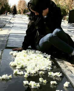 الناز حبیبی بر مزار مادرش
