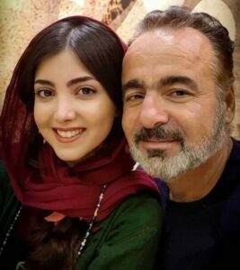 زیبا کرمعلی در آغوش پدرش