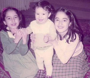 کودکی نگار جواهریان در کنار خواهرانش