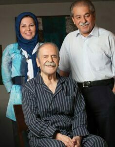 اکرم محمدی در کنار محمدعلی کشاورز