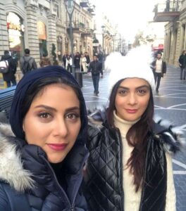 مونا فرجاد در کنار مارال فرجاد