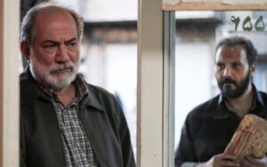 آتیلا پسیانی و کامبیز دیرباز در نمایی از فیلم زیرپای مادر