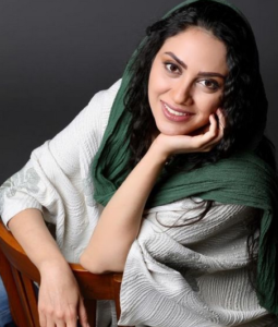 بیوگرافی مونا فرجاد