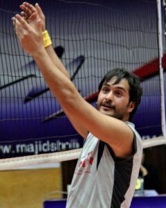 میلاد کی مرام در حال بازی والیبال