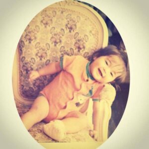 عکسی از کودکی رزیتا غفاری
