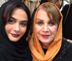 مونا فرجاد و مادرش