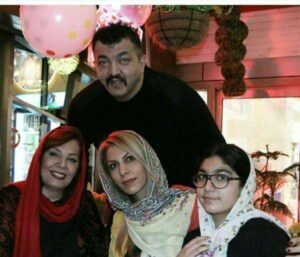 احمد ایراندوست و همسرش و دخترش در کنار زهره حمیدی