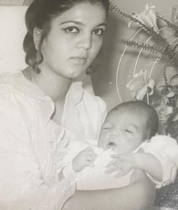 کودکی احمد ایراندوست در آغوش مادرش