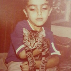 عکس کودکی امین زندگانی و گربه اش