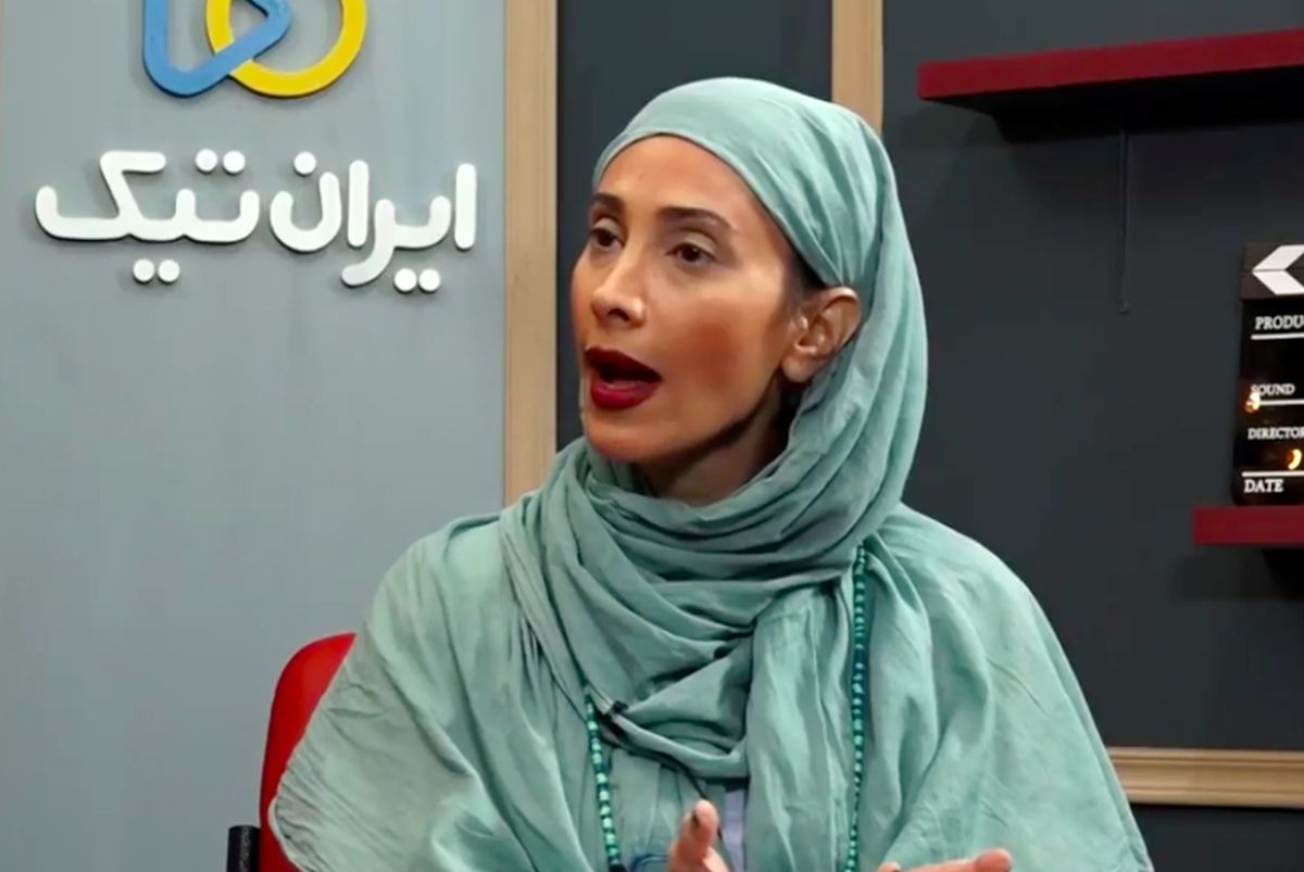 سحر زکریا با شال سبز آبی