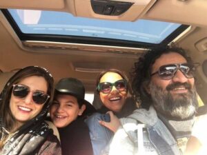 شقایق دهقان در کنار مهراب قاسمخانی و بچه هایشان