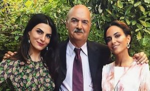 ایرج طهماسب در کنار دخترانش در کشور کانادا