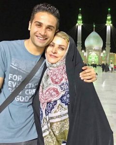 آرمان درویش در کنار مادرش
