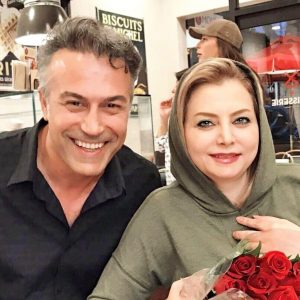 دانیال حکیمی در کنار همسرش