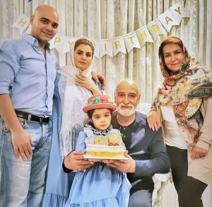 محمود پاک نیت و مهوش صبرکن در کنار پسرش مهرداد و همسر و نوه اش