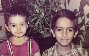 بیژن بنفشه خواه در کنار برادرش پژمان