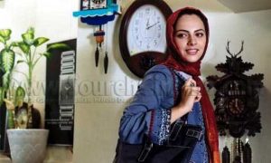 چکامه چمن ماه در سکانسی از فیلم ازدواج صورتی