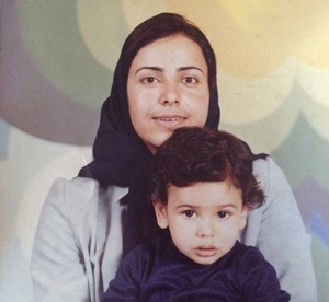 کودکی عمار تفتی در کنار مادرش