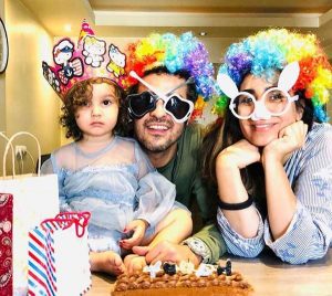 مجتبی پیرزاده و همسرش فرزانه تفرشی و دخترش رونا