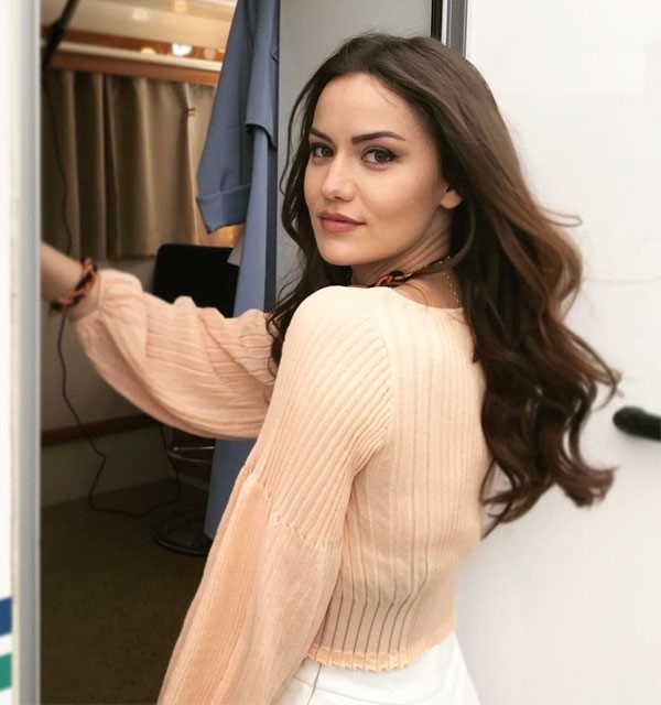 فحریه اوجن در عرصه مدلینگ و زبان ها