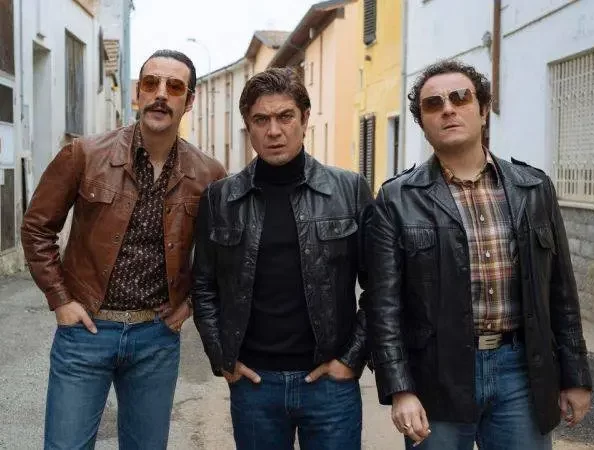 زندگی “سانتو روسو” (Santo Russo) (با بازی “ریکاردو اسکامارچو” (Riccardo Scamarcio)) خیلی زود در دنیای جرم و جنایت آغاز می‌شود. او پس از دستگیری توسط پلیس به دلیل جرمی که در کودکی مرتکب نشده است، به تدریج درگیر جنایت سازمان‌یافته می‌شود. او در بزرگسالی یک گروه بسیار پیچیده از گانگسترها را در میلان رهبری می‌کند. او با “ماریانجلا” (Mariangela) (“سارا سرائیوکو” (Sara Serraiocco)) دختری که از کودکی او را می‌شناسد، ازدواج می‌کند. متعاقباً روند موفقیت کثیف و خشونت‌آمیز او شروع می‌شود و به بالاترین سطح در دنیای جنایت می‌رسد. این فیلم توسط “رناتو دا ماریا” (Renato De Maria) کارگردانی شده و براساس فیلمنامه مشترک “رناتو دا ماریا” و “والنتینا استرادا” (Valentina Strada) ساخته شده است. به غیر از “اسکامارچو” و “سرائیوکو”، “آلیسو پراتیکو” (Alessio Praticò)، “پترو پیس” (Pietro Pace) و “ماری آنگه کاستا” (Marie-Ange Casta) نیز در این فیلم به ایفای نقش می‌پردازند. پس حتما فیلم را تماشا کنید چون یکی از بهترین فیلم‌های ایتالیایی است.