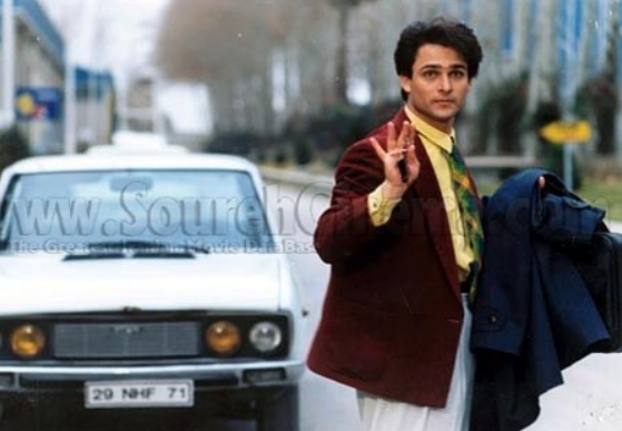 حسین یاری در نمایی از فیلم دنیای وارونه