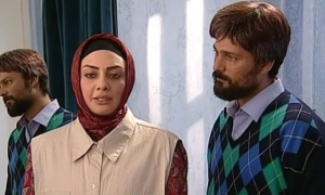 حسین یاری در نمایی از فیلم مهمانخانه ای در برف