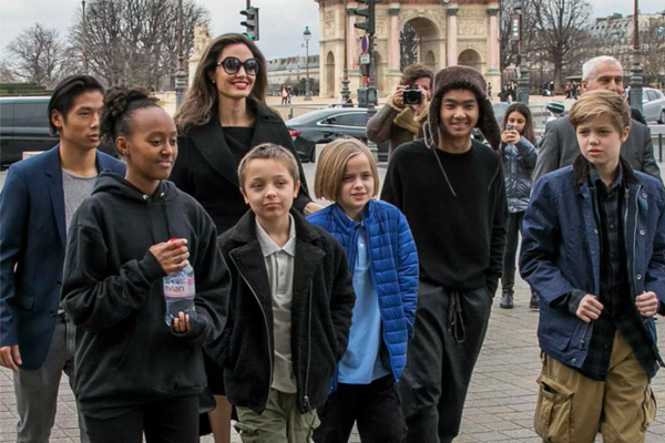 پدر و مادر برد پیت در کنار انجلینا جولی