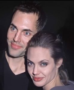 آنجلینا جولی در کنار برادرش