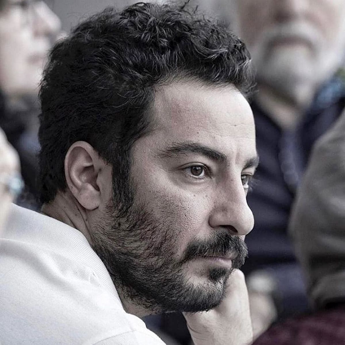 نوید محمدزاده با تیپ عجیب در یک مراسم