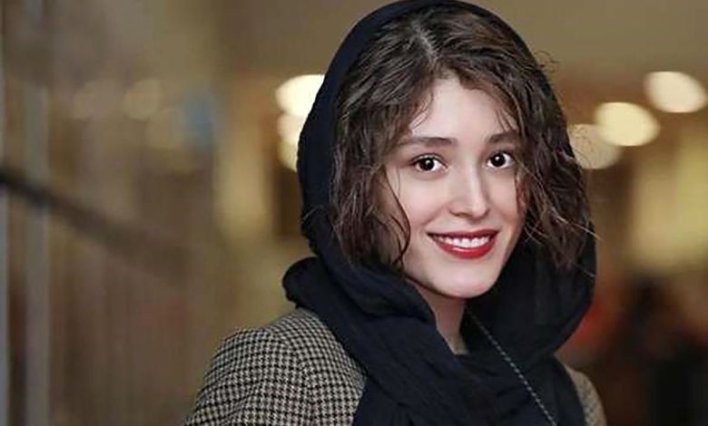 عکس لو رفته از فرشته حسینی و خواهرش در یک کافه