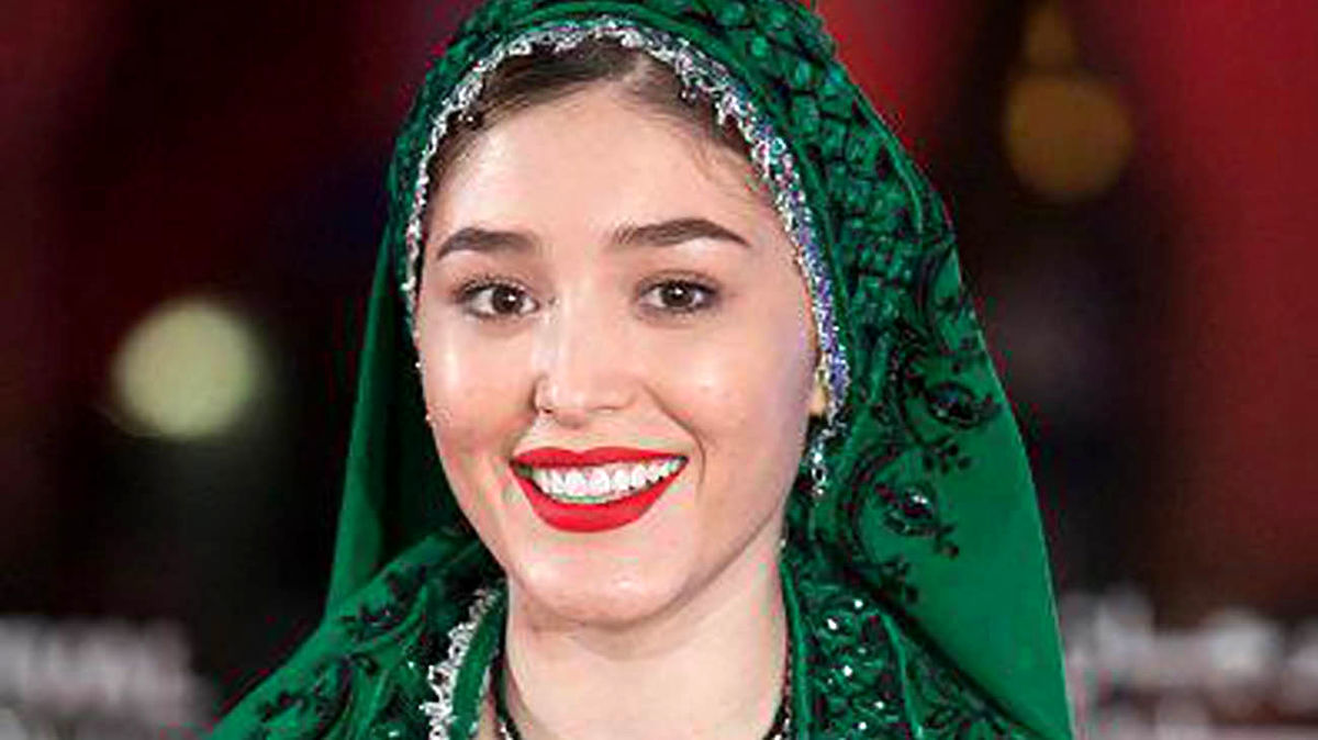 عکس لو رفته از فرشته حسینی و خواهرش در یک کافه