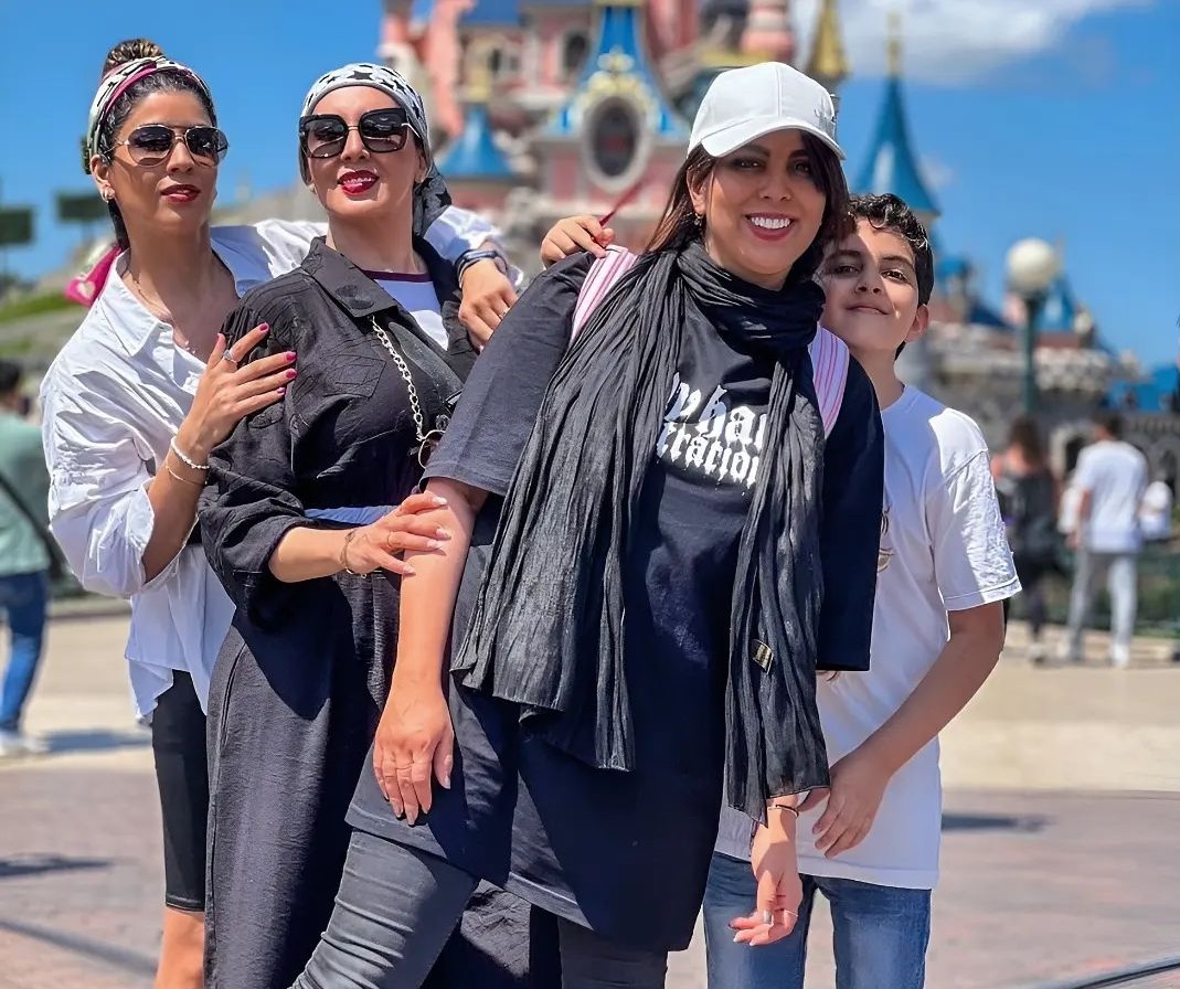 تیپ جنجالی این روزهای لیلا بلوکات و دوستانش در یک رستوران 