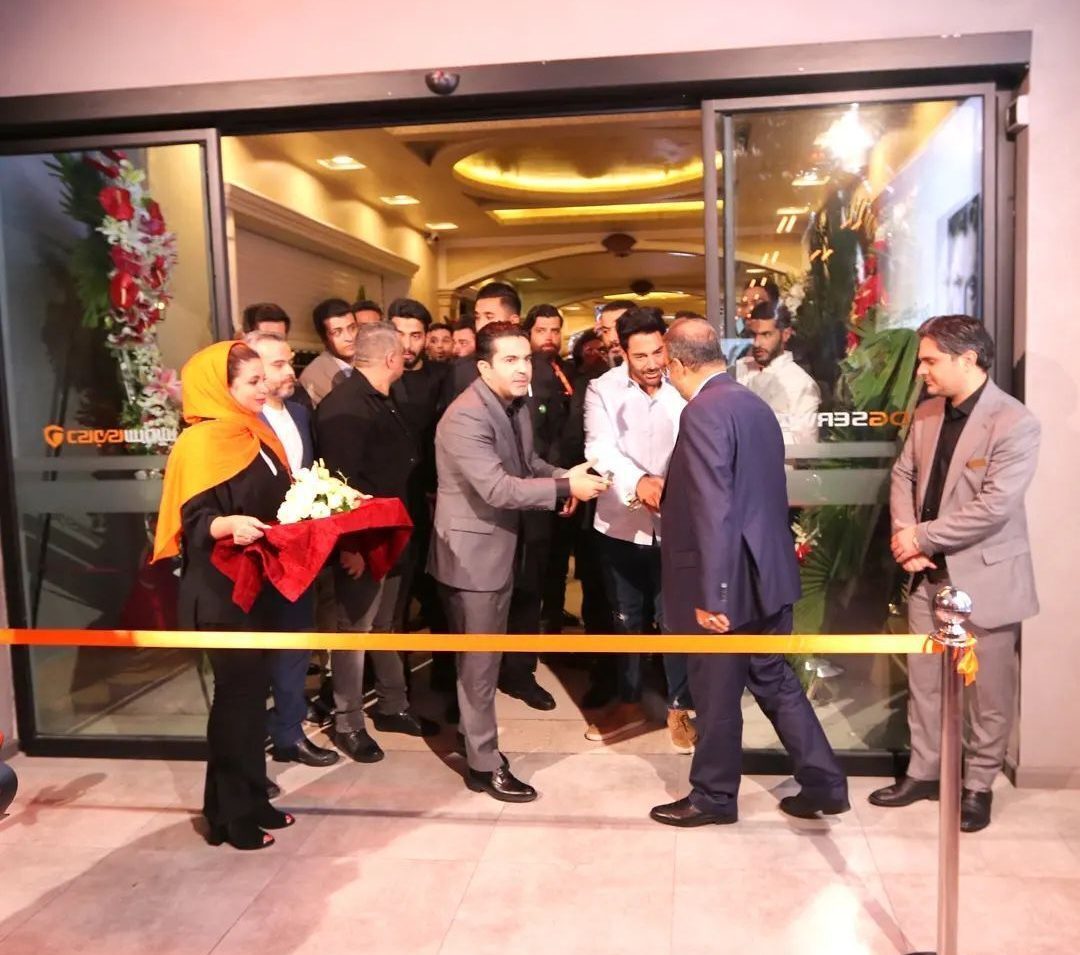 محمدرضا گلزار و هوادارانش