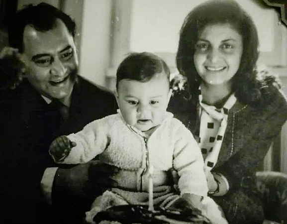 کودکی بابک کریمی در کنار پدر و مادرش