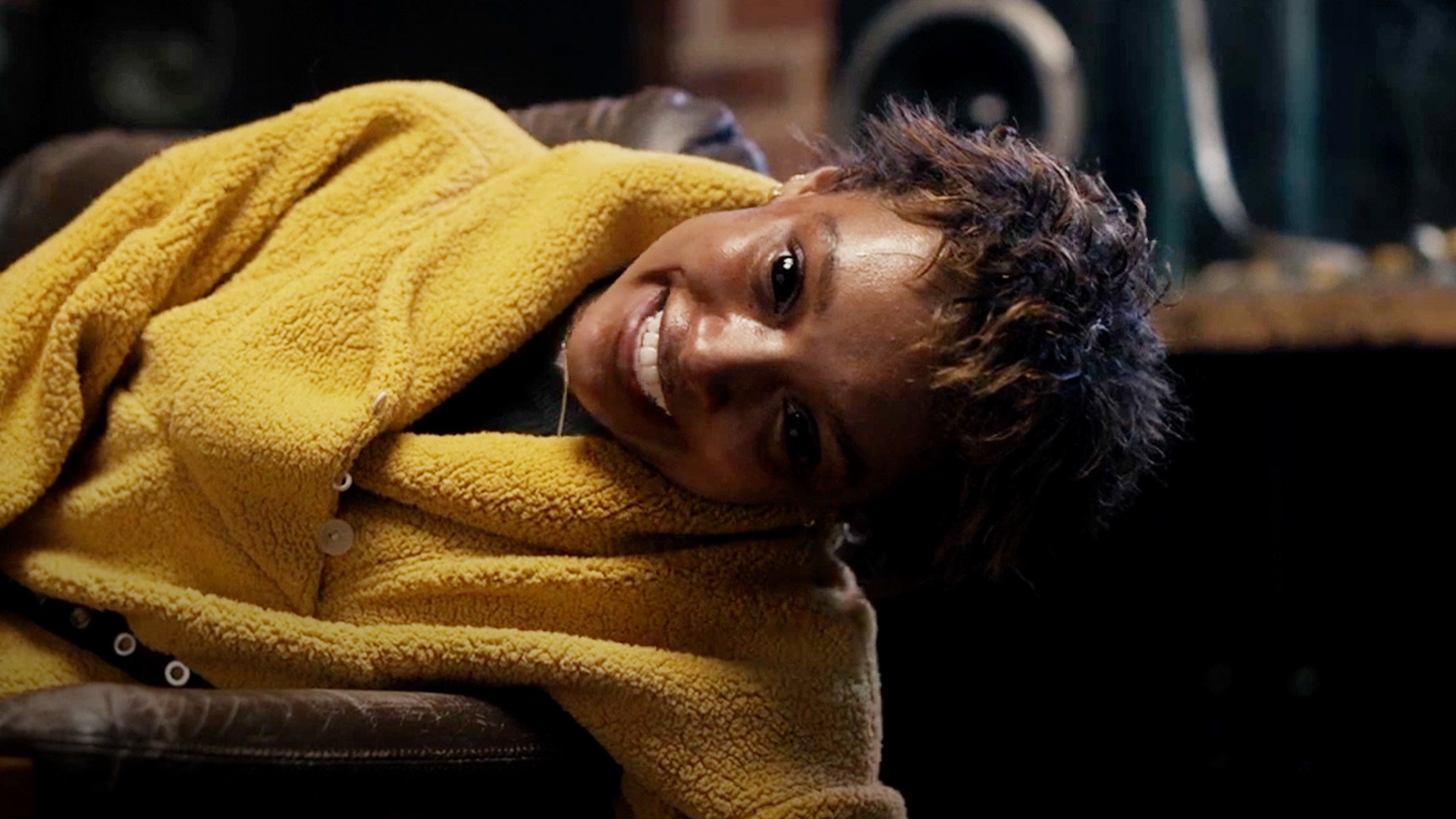 عوامل فیلم با من حرف بزن