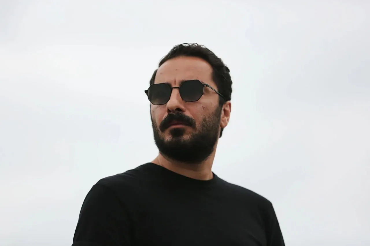 نوید محمدزاده از آرش کنار گذاشته شد